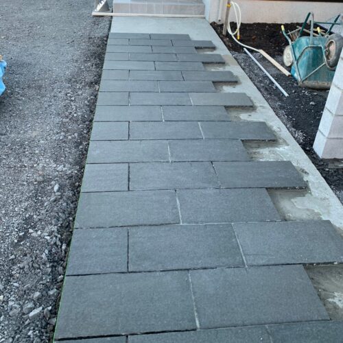 アプローチ石貼り状況です。