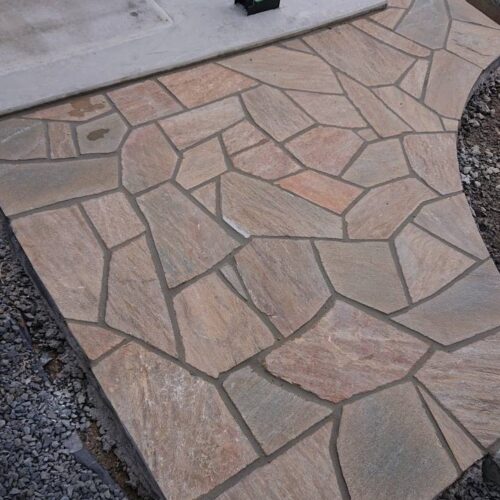 天然石乱貼りの目地入れ作業です。