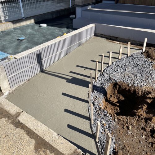 天然石乱貼り下地コンクリートです。