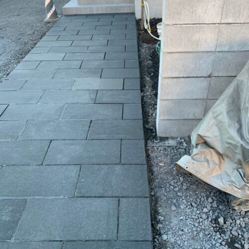 天然石貼り中です。