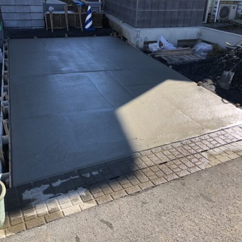 駐車場土間コンクリートの打設となります。