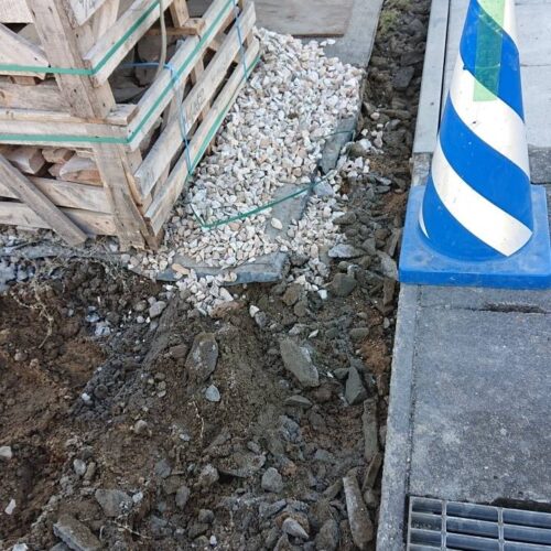 既存土間コン及びインターロッキングの解体です。