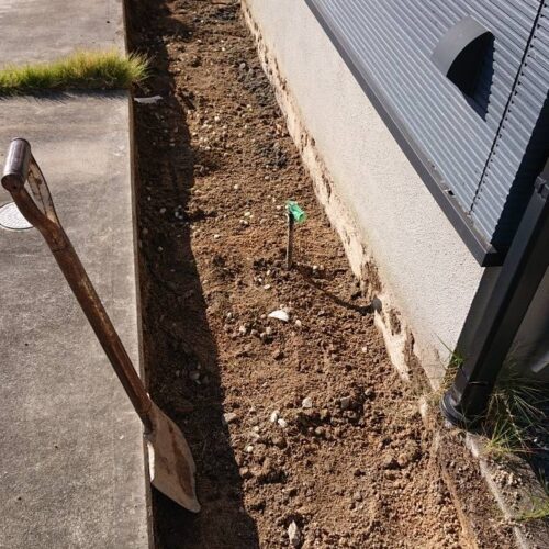 駐車場乱貼り部分の掘削です。