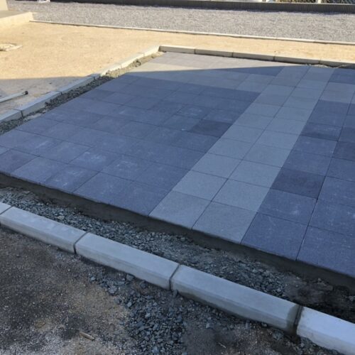 お庭への平板敷き作業となります。