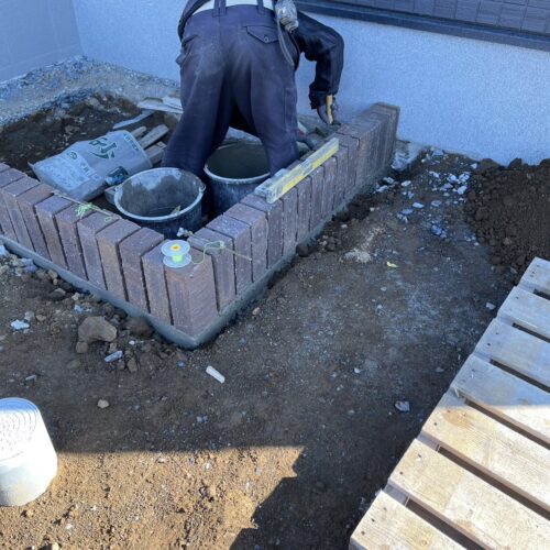 花壇レンガ施工状況です。