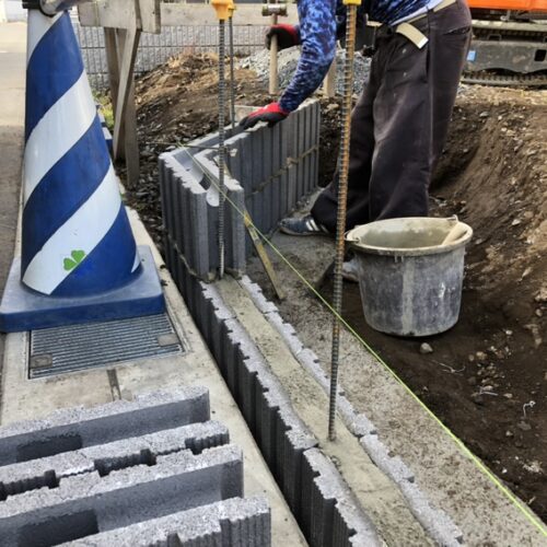 ブロック積み作業となります。