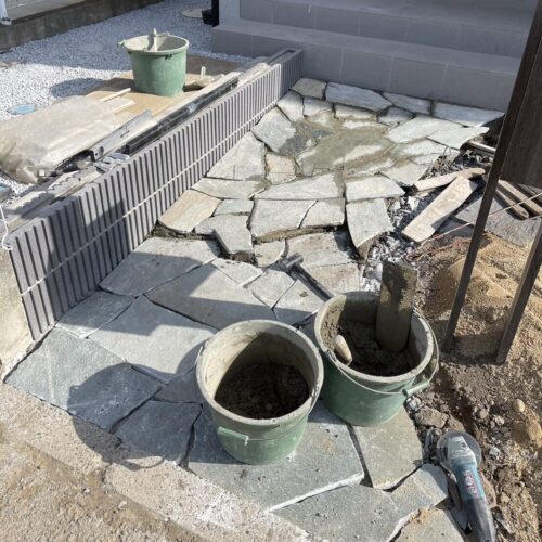 アプローチ乱貼り施工状況です。