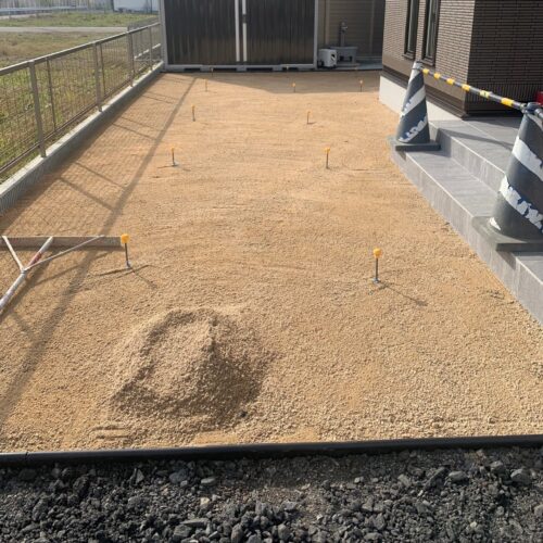 人工芝下地山砂入れです。