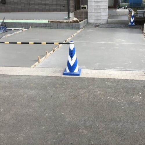 駐車場コンクリートの養生となります。