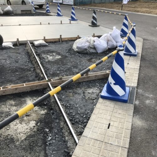 駐車場型枠組み及びエキスパンタイの設置となります。