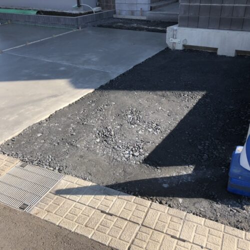 駐車場部分の砕石入れ転圧作業となります。