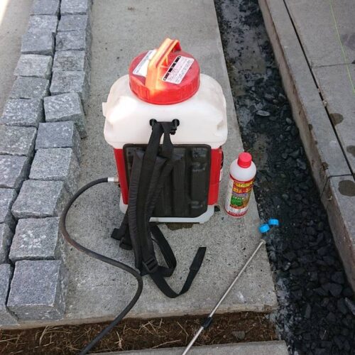 既存の芝を枯らす為の除草材散布です