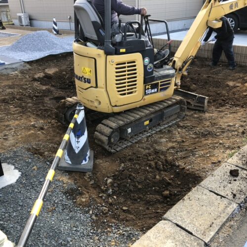 駐車場部分の掘削作業となります。