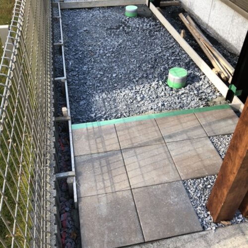 テラス下の平板敷き及び型枠組み作業となります。