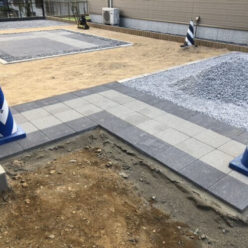 アプローチの平板敷き作業となります。