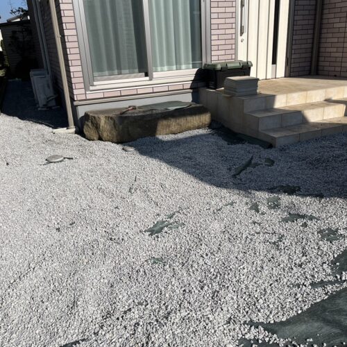 防草シートと6号砕石敷きです。
