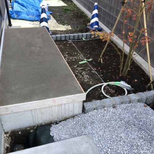 テラスのタイル張りの下地作業となります。