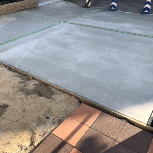 駐車場の土間コンクリートの養生となります。