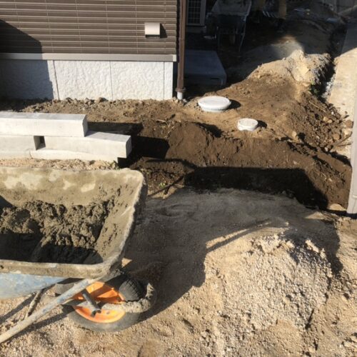 コンクリート縁石の設置となります。