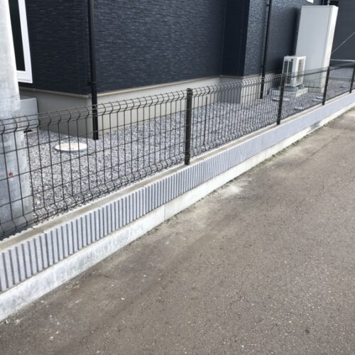 北側の境界ブロック・フェンス工事まで完了です。