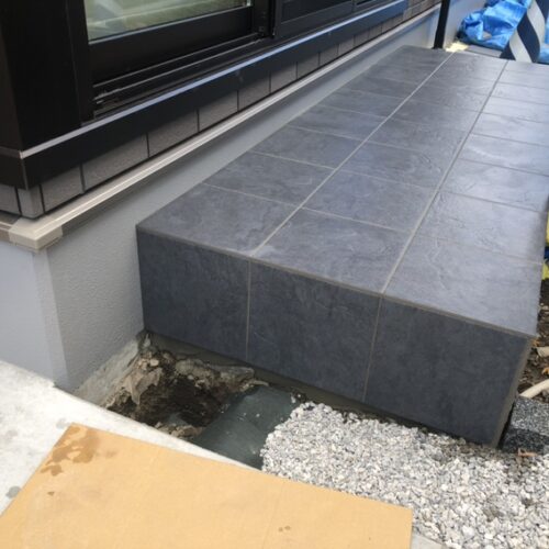 テラス床のタイル張り作業となります。