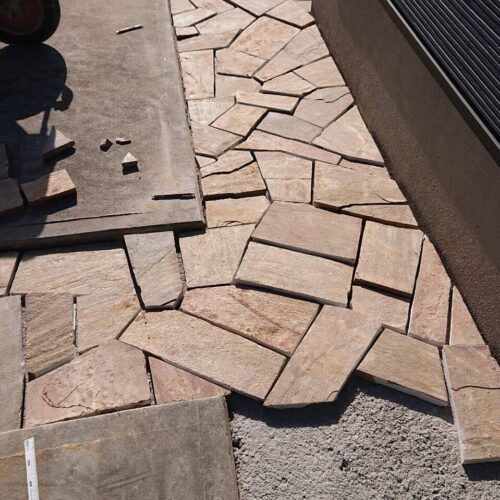 天然石乱貼りの施工中です。