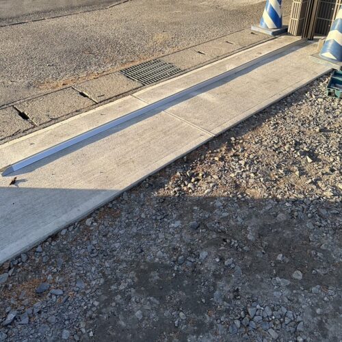 ゲートセンターレール取り付けです。