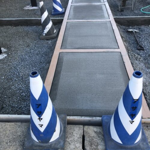 アプローチ部分のコンクリートの養生中となります。