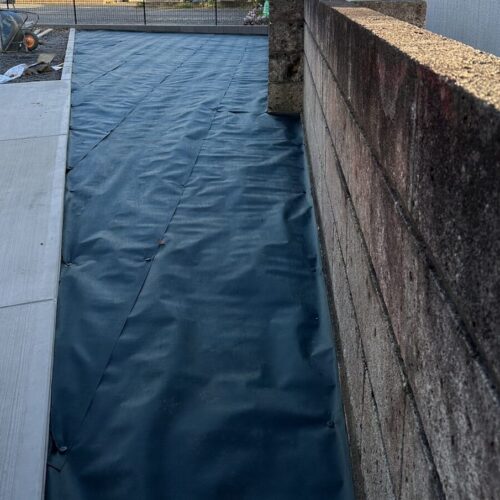 防草シート敷きです。