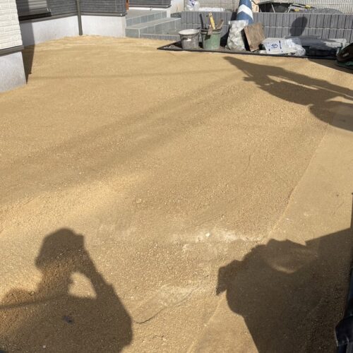 人工芝下地山砂施工状況です。