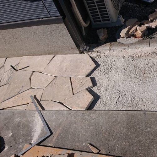 天然石乱貼りの施工です。