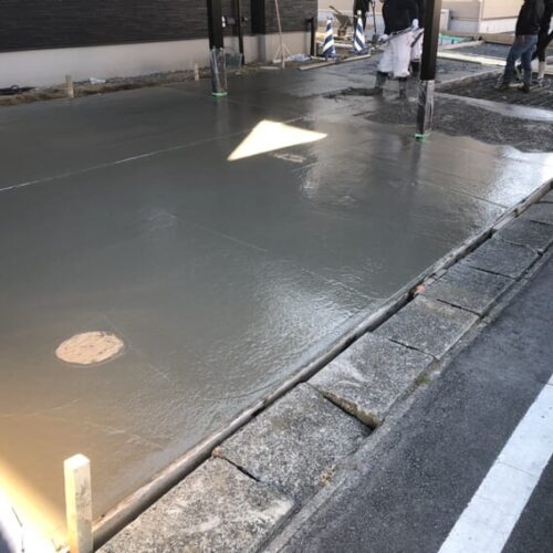 駐車場の土間コンクリートの打設となります。