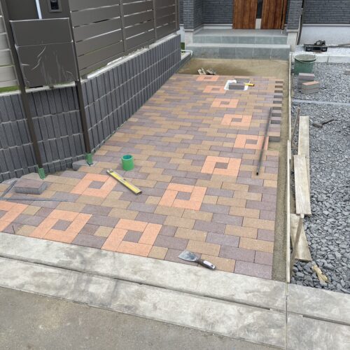 アプローチインターロッキングの施工です。