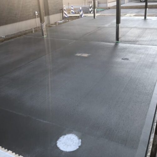 駐車場の土間コンクリートの養生となります。