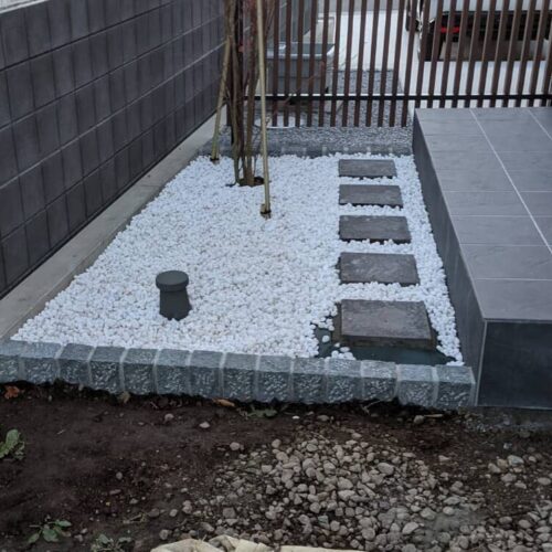 平板と砂利敷き、ライト取付です。