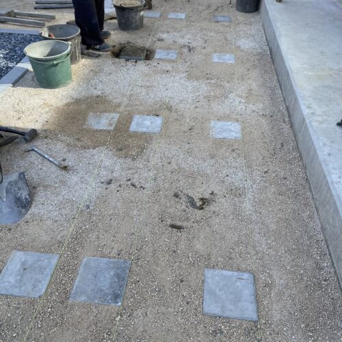 デッキ基礎石施工になります。