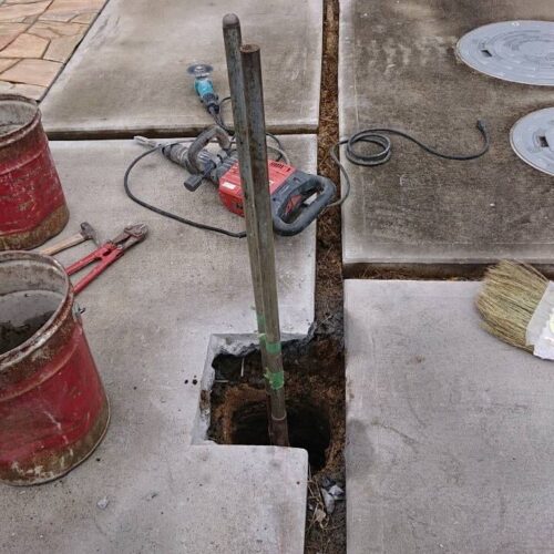 カーポート柱部分の既存コンクリートはつりです。