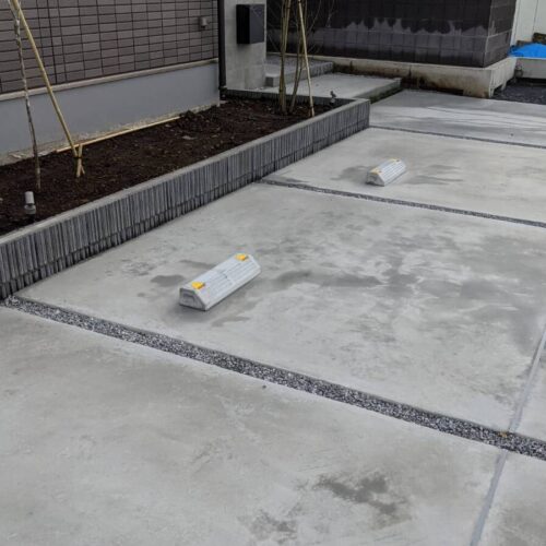 車止め設置作業です。