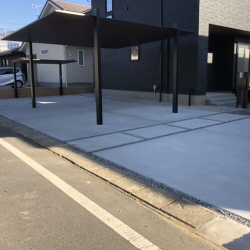 駐車場の土間コンクリートの養生完了となります。