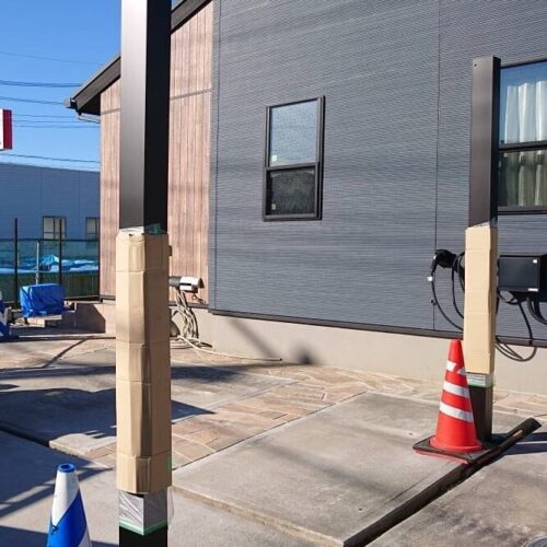 カーポート柱建てです。