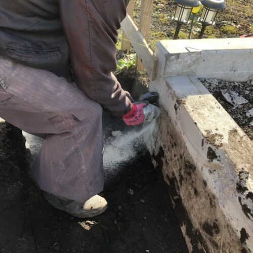 既存の基礎の解体作業となります。