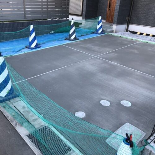 駐車場の土間コンクリートの養生となります。