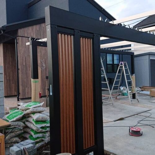 カーポート施工中です。