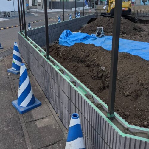 ブロック積み、フェンス柱建作業です。