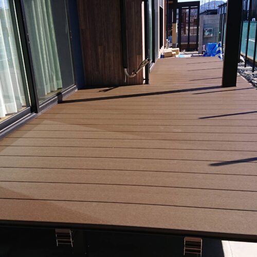 デッキの施工中です。