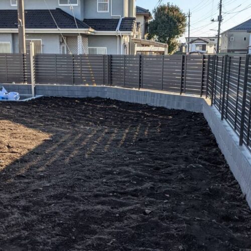 フェンス取付作業です。