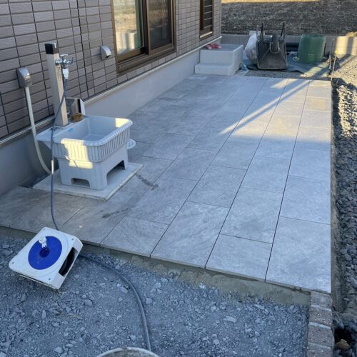 タイル張り作業となります。