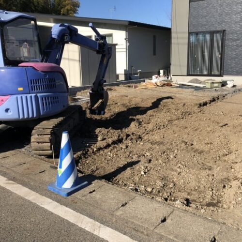本日より工事着工となります。駐車場部分の掘削作業より開始です。