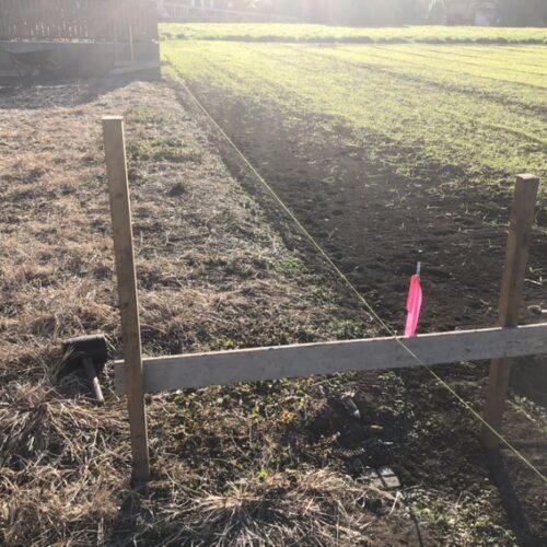 位置と高さの確認の丁張りを掛けて境界工事着工となります。