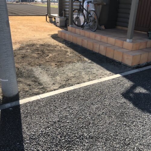 外構工事着工前のご近隣へのご挨拶へお伺いさせて頂きました。お待たせ致しました駐車場外構工事着工となります。